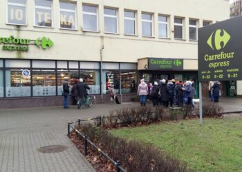 Carrefour otworzył w Warszawie 4 sklepy franczyzowe jednego dnia