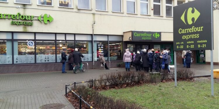 Carrefour otworzył w Warszawie 4 sklepy franczyzowe jednego dnia