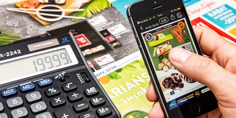 BADANIE: Internauci podzieleni w kwestii drukowanych ofert i odpowiedzialności ekologicznej sklepów