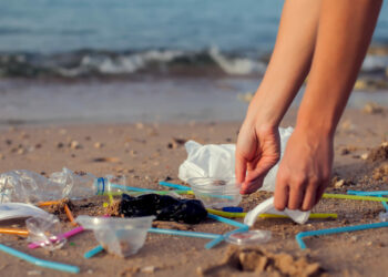 730 ton odpadów trafia codziennie do Morza Śródziemnego; UE chce temu zapobiegać