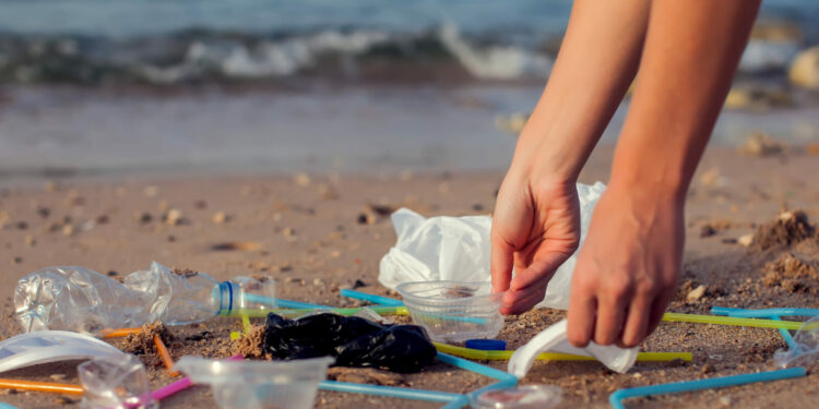 730 ton odpadów trafia codziennie do Morza Śródziemnego; UE chce temu zapobiegać