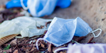 Proste triki, dzięki którym zużyte maseczki będą mniej szkodliwe dla środowiska.