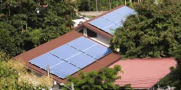 Panele fotowoltaiczne potencjalną furtką dla cyberprzestępców. Brak odpowiednich działań może doprowadzić do poważnych zakłóceń w dostawach energii