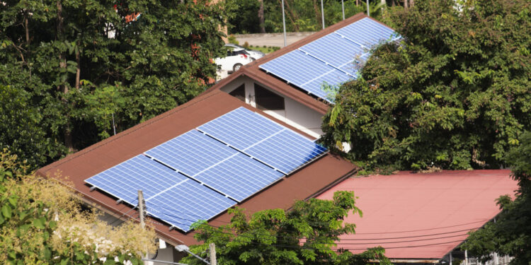 Panele fotowoltaiczne potencjalną furtką dla cyberprzestępców. Brak odpowiednich działań może doprowadzić do poważnych zakłóceń w dostawach energii