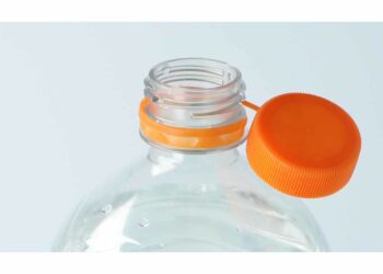 Zakrętka trwale związana z butelką – ALPLA już gotowa na to rozwiązanie