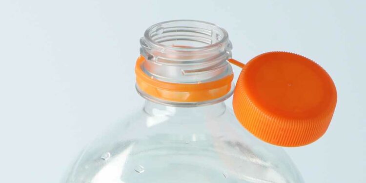 Zakrętka trwale związana z butelką – ALPLA już gotowa na to rozwiązanie
