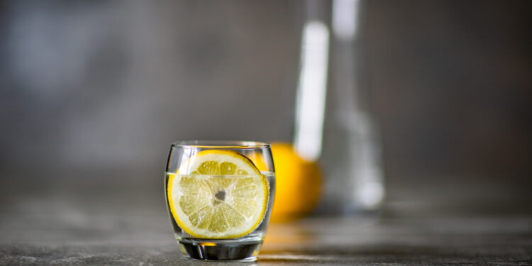 Woda z butelki, czy z kranu?