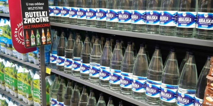 Carrefour Polska: po bardzo pozytywnym przyjęciu przez konsumentów usługi odbioru butelek zwrotnych bez konieczności okazania paragonu, sieć idzie o krok dalej. Jako jedna z pierwszych na rynku wprowadziła do oferty wodę gazowaną w szklanych butelkach kaucyjnych o pojemności 1 l.