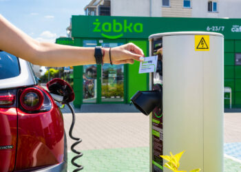 Ładowarka GreenWay w ekologicznym sklepie Żabki