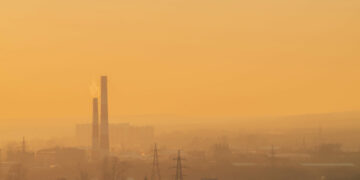Rodzice zaniepokojeni jakością powietrza na miejskich boiskach i placach zabaw. Dzieci narażone na smog częściej chorują