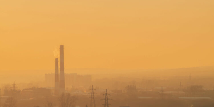 Rodzice zaniepokojeni jakością powietrza na miejskich boiskach i placach zabaw. Dzieci narażone na smog częściej chorują