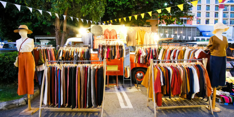 Dając drugie życie ubraniom – pomagamy. Cushman & Wakefield oraz re_store wspierają działania na rzecz gospodarki cyrkularnej i recyklingu odzieży