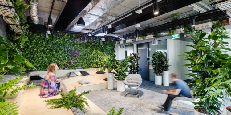 Pracownicy biurowi potrzebują wsparcia w zakresie zdrowia psychicznego. Prawie połowa odczuwa negatywne skutki home office