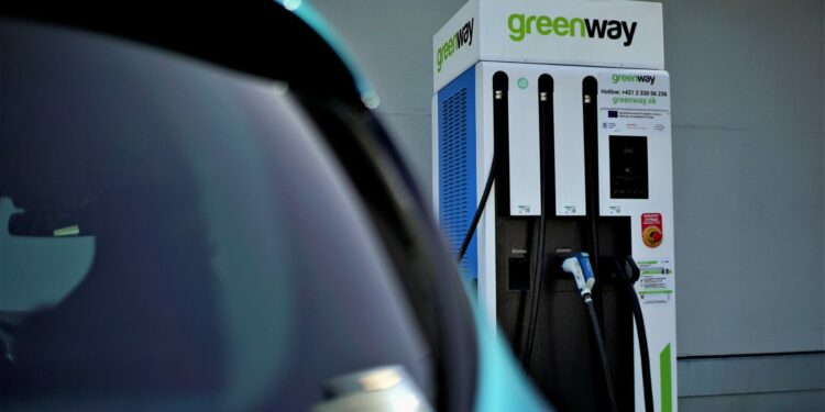 Wielki wakacyjny test infrastruktury ładowania: jak szykuje się GreenWay?