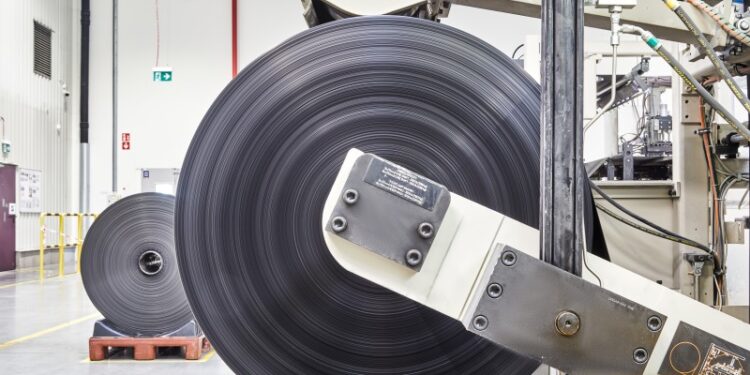 Przyszłość w odcieniach szarości – o produkcji worków z recyklingu