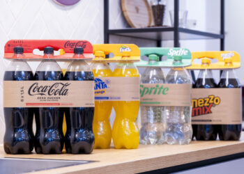 DS SMITH I COCA COLA ZASTĘPUJĄ PLASTIKOWE UCHWYTY KARTONOWYMI OPAKOWANIAMI