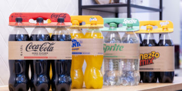 DS SMITH I COCA COLA ZASTĘPUJĄ PLASTIKOWE UCHWYTY KARTONOWYMI OPAKOWANIAMI