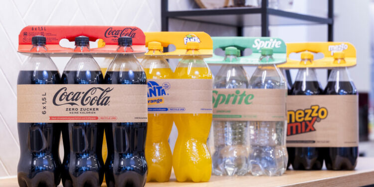 DS SMITH I COCA COLA ZASTĘPUJĄ PLASTIKOWE UCHWYTY KARTONOWYMI OPAKOWANIAMI