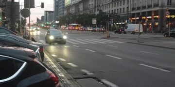 Warszawa przygotowuje się do znaczącego rozszerzenia strefy czystego transportu (SCT), jednak nie bez kontrowersji. Proces konsultacji społecznych wzbudza dyskusje o braku referendum i możliwych konsekwencjach już od lipca 2024 r.